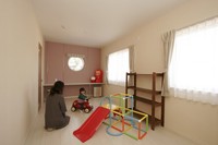 壁を一面のみピンクの壁紙にした子供部屋です。可動間仕切り家具により
2室にわけることができます。