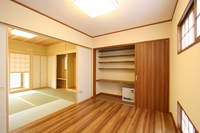 収納を完備した和室とつながった書斎です。