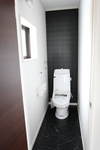 黒色の壁紙と床がお洒落なトイレです。